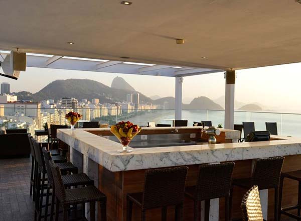 Rooftop bar in Copacabana met uitzicht over Rio